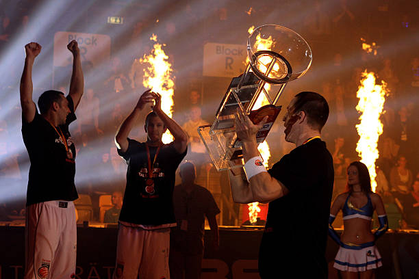 现出强大的 现出强大的